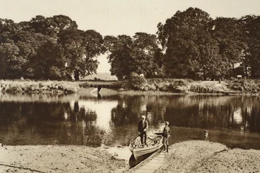 Il fiume al traghetto di Isleworth guardando verso i prati verdi dei Kew Gardens, da Wonderful London, pubblicato 1926-27